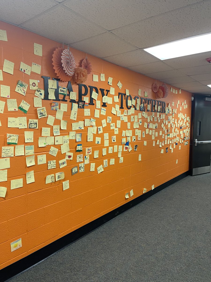 celestefoley21's tweet photo. Lakeview students and staff are grateful for so many things!! #wearelakeview #choosehappy #riseup https://t.co/JAVqQlVhH9