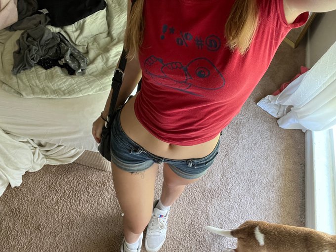 crop tops so everyone can see my womb https://t.co/bdR2JrP0Ur