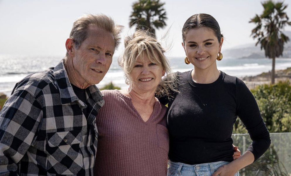SelGomez_es's tweet photo. 📸 Selena Gomez con sus abuelos, Papa & Nana ❤️ #SelenaPlusChef https://t.co/QGLbH9xMi7