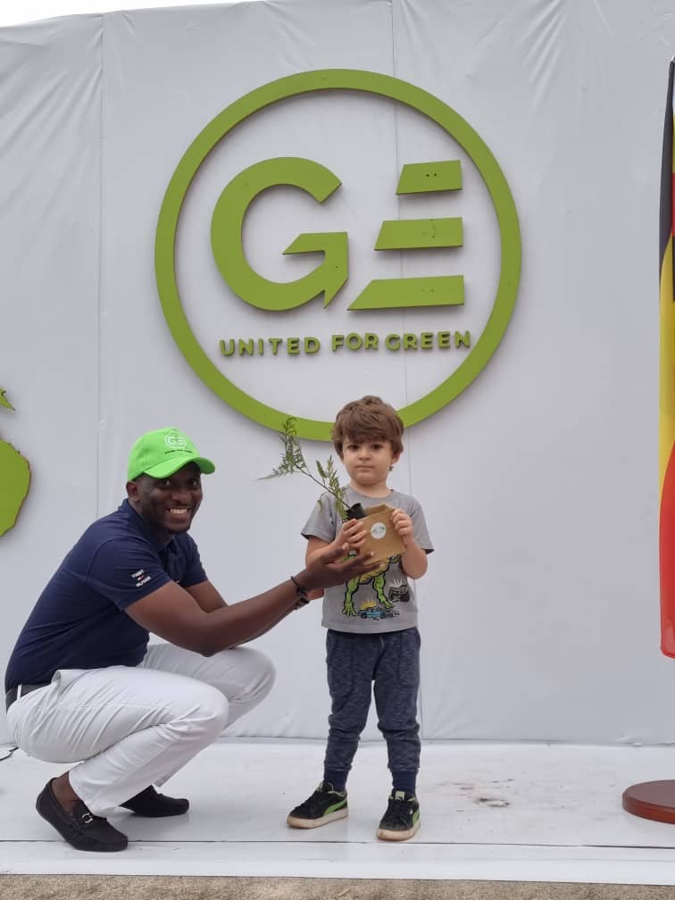 GreenEconomyEA's tweet photo. How best are we preparing our environment for our children ?
#UnitedForGreen #GEEA
A tree given, is a tree planted. Replenish Mother Earth https://t.co/svoeFv1YJg