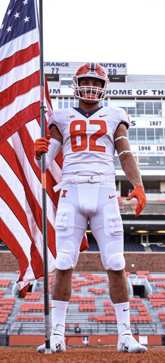 BSneakerman's tweet photo. 🟠GIVE-AWAY🔵ILLINI Nation football is back. If Illini win by more than 7 I will be giving away a @lukeford82 jersey. Retweet and like for a chance to win must be following. #ILL @BarstoolILL https://t.co/7hOxXcyIFd