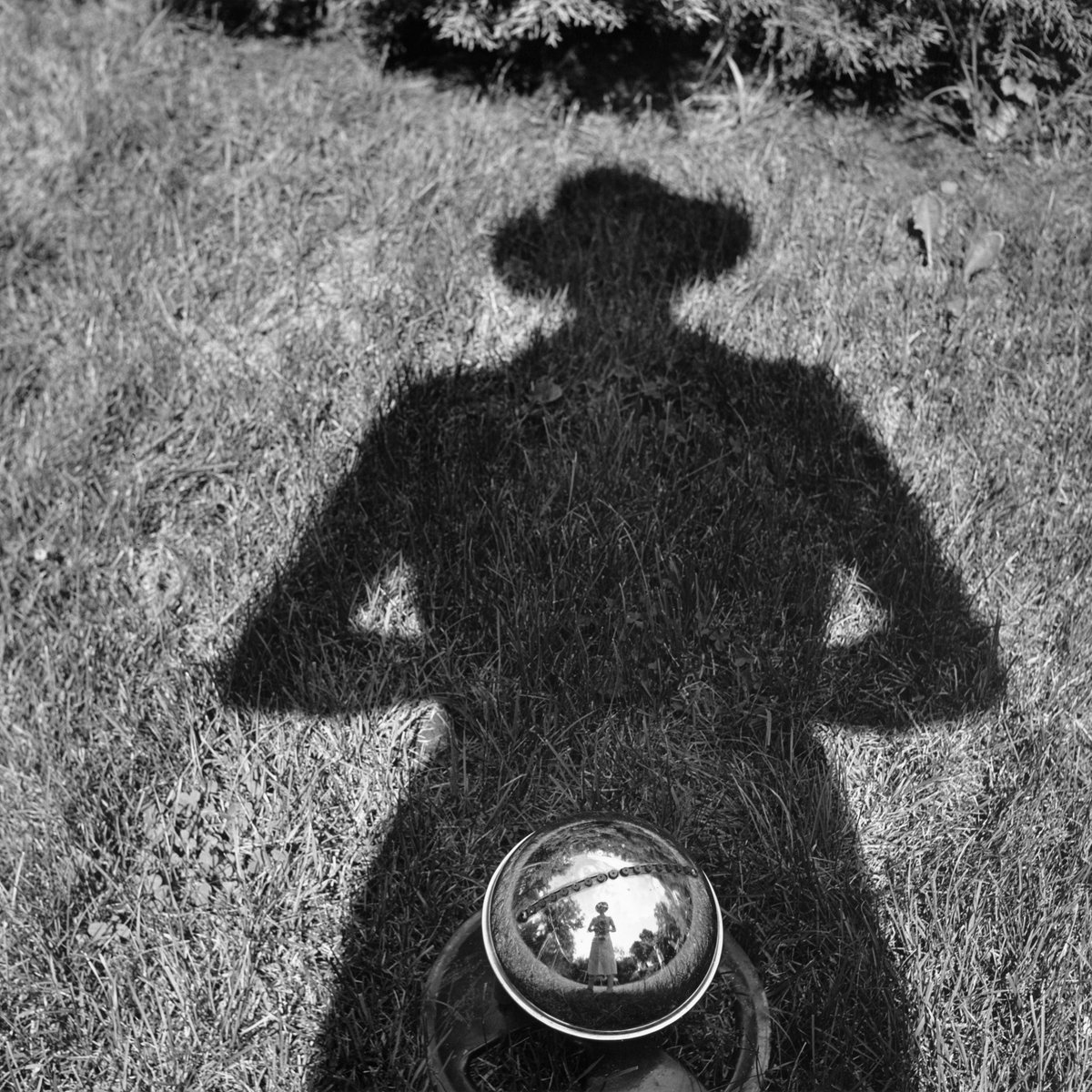 mis_sp's tweet photo. 📸 Vivian Maier: a precursora da selfie.

Fotos tiradas ao longa da década de 1950. https://t.co/xLVCle6Ccx