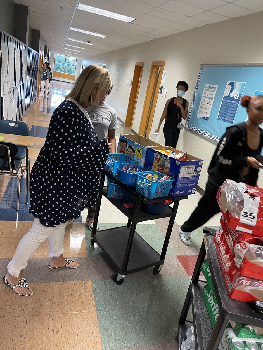 MHSAP_Cain's tweet photo. All smiles last week during our Friday snack surprise! Dr. Holland and his magic mobile for the win!💙 @MariettaGAhs @MariettaCitySch #makingmagic #weloveourteachers #CCTeam https://t.co/sXVj1BzRVi