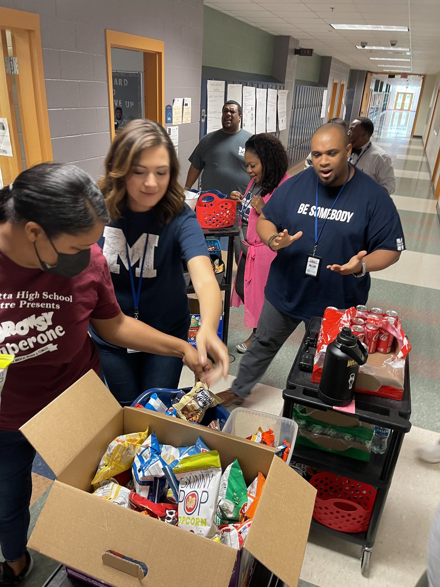 MHSAP_Cain's tweet photo. All smiles last week during our Friday snack surprise! Dr. Holland and his magic mobile for the win!💙 @MariettaGAhs @MariettaCitySch #makingmagic #weloveourteachers #CCTeam https://t.co/sXVj1BzRVi