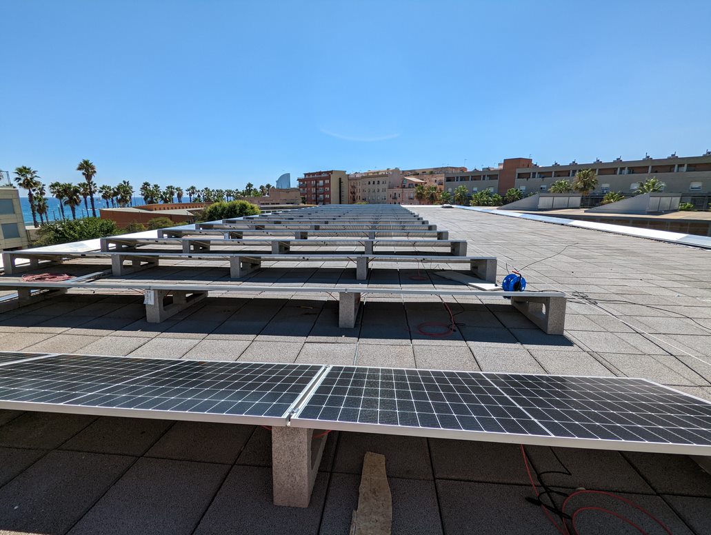 consorciedubcn's tweet photo. 🚧A l'@INSJoanSalvat es duen a terme actuacions que suposen una gran millora tèrmica contra les altes temperatures i d'eficiència energètica del seu edifici.

♻️ es renoven les cobertes i s'instal·len plaques fotovoltaiques
🏫 també s'hi fan obres de millora i tindrà lavabos nous https://t.co/5VWxzinsUQ