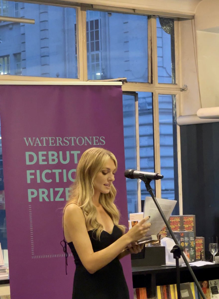 And the winner of the inaugural Waterstones Debut Fiction Prize is… The Rabbit Hutch by Tess Gunty!!! 🐇 #WDFP  bit.ly/3QUhwUO