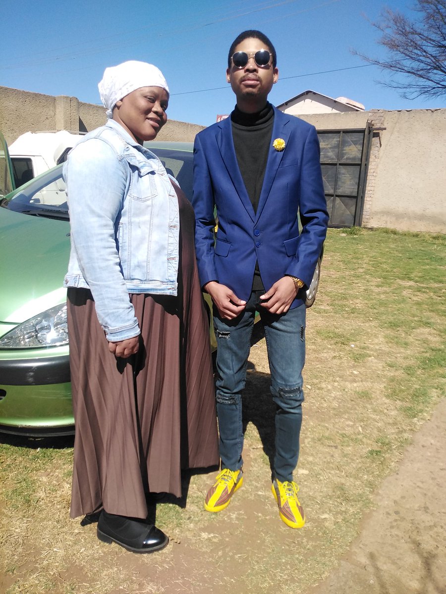 itsJayHustler's tweet photo. Big Sis. Me. Mom🕊️ Somewhere in the second frame I know you standing 😞♥️love you mom Me n big Sis still tied AF https://t.co/62VvyMuDtd