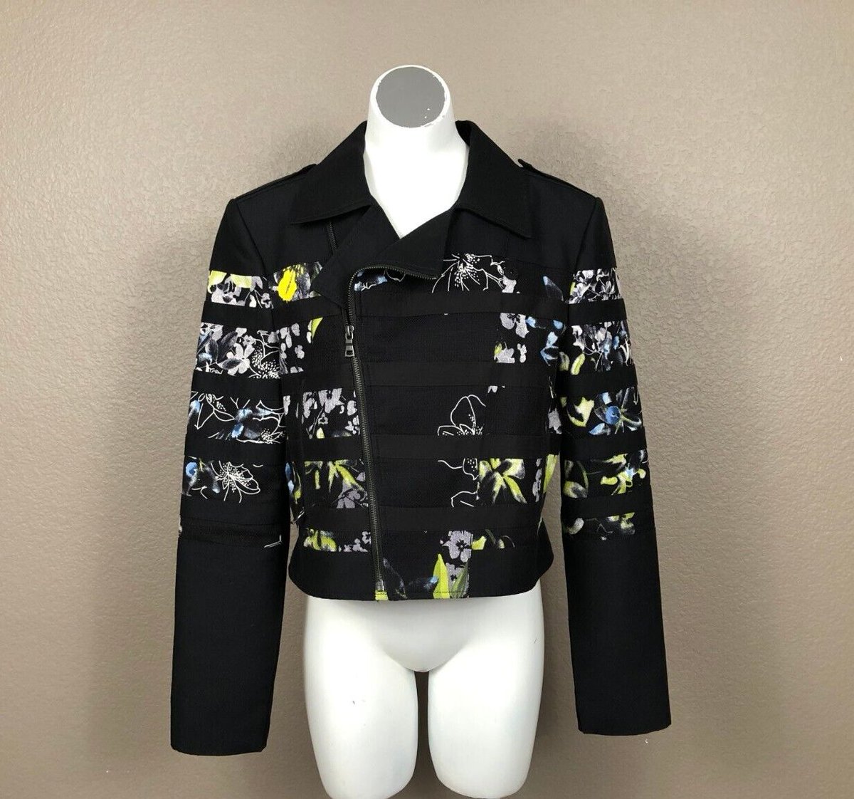 Check out BCBGMAXAZRIA Flower Banded Moto Motorcycle Jacket VG Sz L Preowned Fashion ebay.com/itm/2556941668…

#bcbgmaxazria #motojacket #motorcyclejacket #flowerjacket #preownedfashion #designerjacket #designerfashion #outtasiteboutiquecom