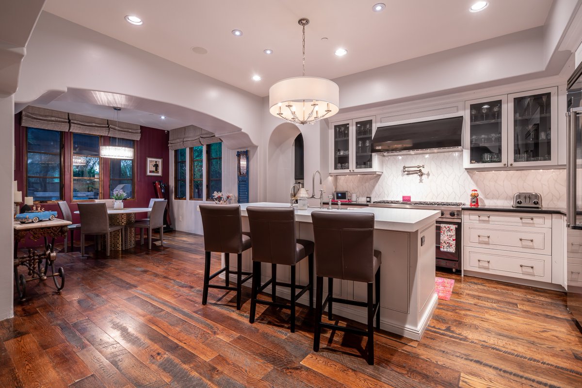 localluxuryre's tweet photo. Good food brings people together and great cooking is all about sharing. 🍴

Follow your taste buds to your happy place and get inspired in this marvelous kitchen!

Listed by: Karen Pratte 
.
.
.
.
#kitchenviews #design #waltdanleyrealty #cooking #inspired #luxurykitchen https://t.co/CVgJpzoSf0