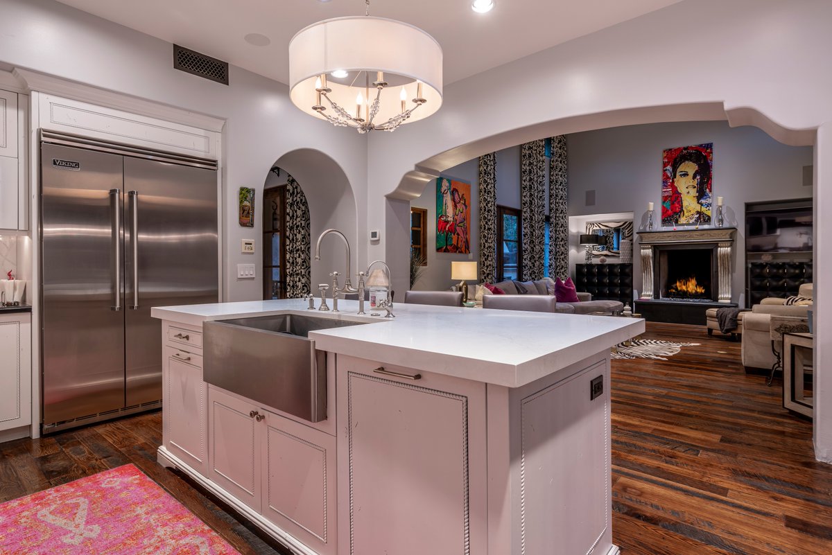localluxuryre's tweet photo. Good food brings people together and great cooking is all about sharing. 🍴

Follow your taste buds to your happy place and get inspired in this marvelous kitchen!

Listed by: Karen Pratte 
.
.
.
.
#kitchenviews #design #waltdanleyrealty #cooking #inspired #luxurykitchen https://t.co/CVgJpzoSf0