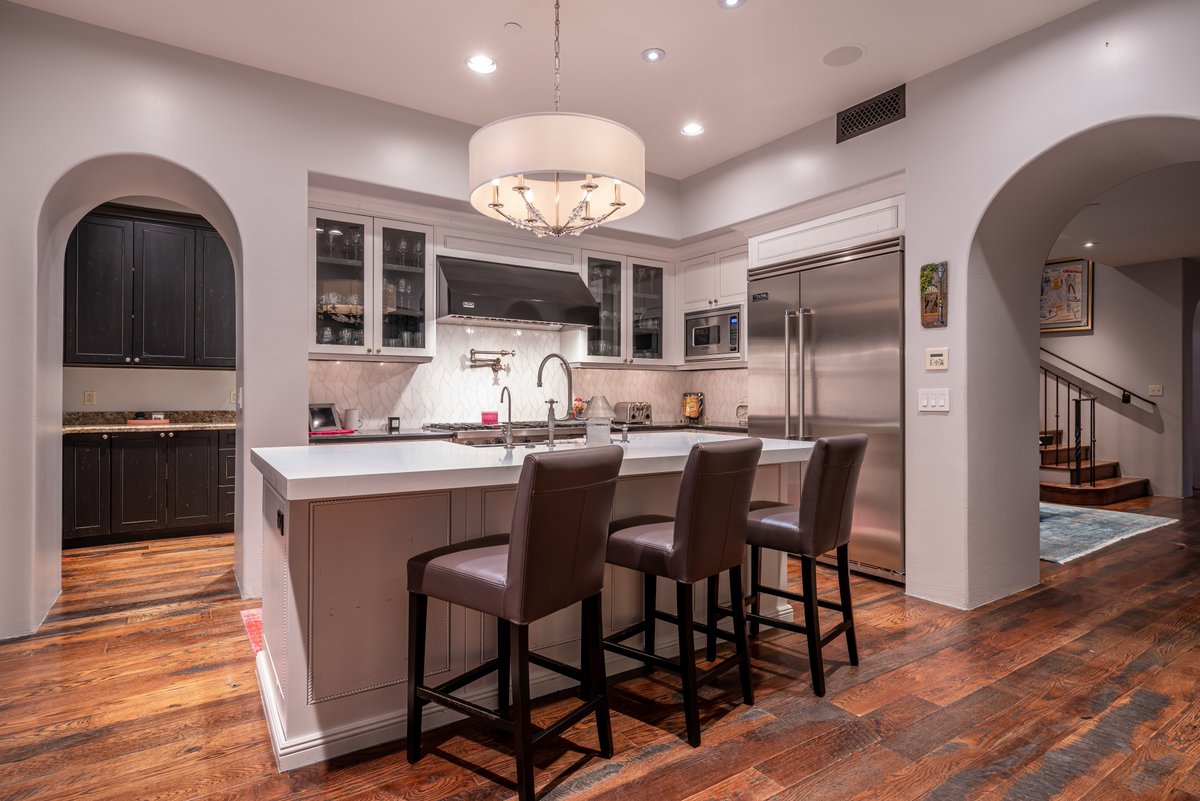 localluxuryre's tweet photo. Good food brings people together and great cooking is all about sharing. 🍴

Follow your taste buds to your happy place and get inspired in this marvelous kitchen!

Listed by: Karen Pratte 
.
.
.
.
#kitchenviews #design #waltdanleyrealty #cooking #inspired #luxurykitchen https://t.co/CVgJpzoSf0