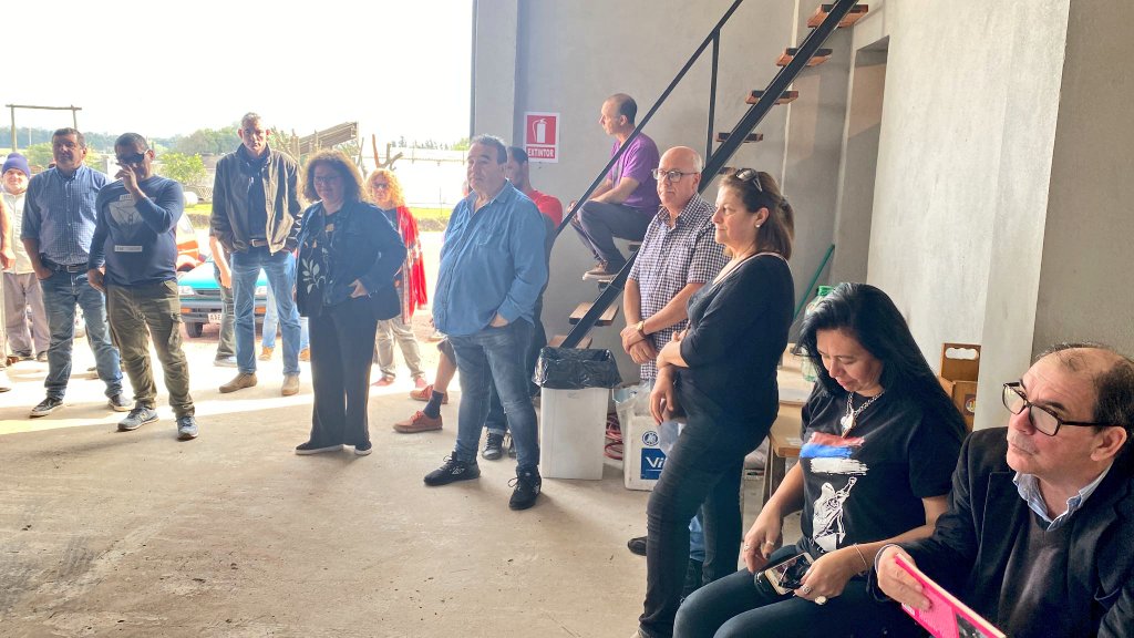Lista106's tweet photo. Estamos presentes en este #DiaDelComite recorriendo el territorio, encontrándonos con compañeros y compañeras de todas partes del país. Nuestro edil @MiguelG_I visitó el Comité Julio Castro ✌️🔴🔵⚪
¿Ya te acercaste a tu comité? ¡Participá de esta tremenda jornada! https://t.co/UyiSZLQcQE