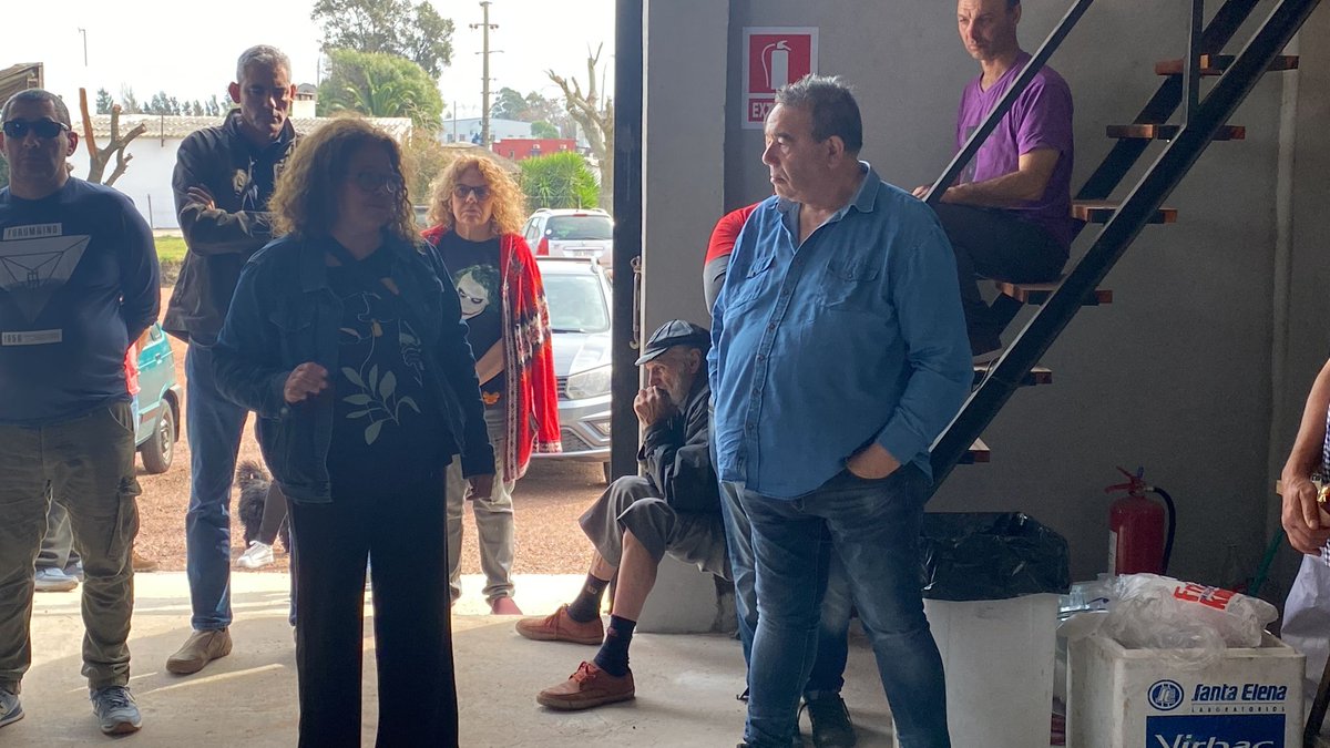 Lista106's tweet photo. Estamos presentes en este #DiaDelComite recorriendo el territorio, encontrándonos con compañeros y compañeras de todas partes del país. Nuestro edil @MiguelG_I visitó el Comité Julio Castro ✌️🔴🔵⚪
¿Ya te acercaste a tu comité? ¡Participá de esta tremenda jornada! https://t.co/UyiSZLQcQE