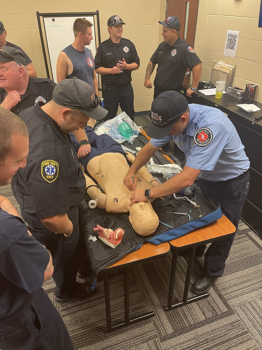 mtorabfire's tweet photo. Tuesday night training taught by our Medical Director, @UCAirCareDoc was fantastic! Surgical and needle crics! https://t.co/duYheypuhq