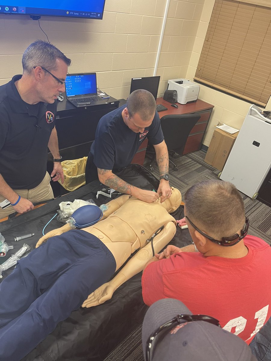 mtorabfire's tweet photo. Tuesday night training taught by our Medical Director, @UCAirCareDoc was fantastic! Surgical and needle crics! https://t.co/duYheypuhq