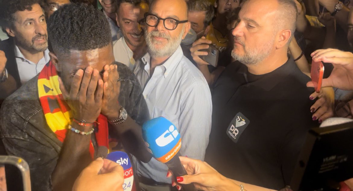 spaziolecce's tweet photo. Eccoloooo! @samumtiti 😍🇨🇵💛❤️#Umtiti #Lecce
#Calciomercato #Transfers #UsLecce #AvantiLecce #SerieA #Lecce1908 #SerieATIM #Salento #ForzaLecce https://t.co/bOV01pynSI
