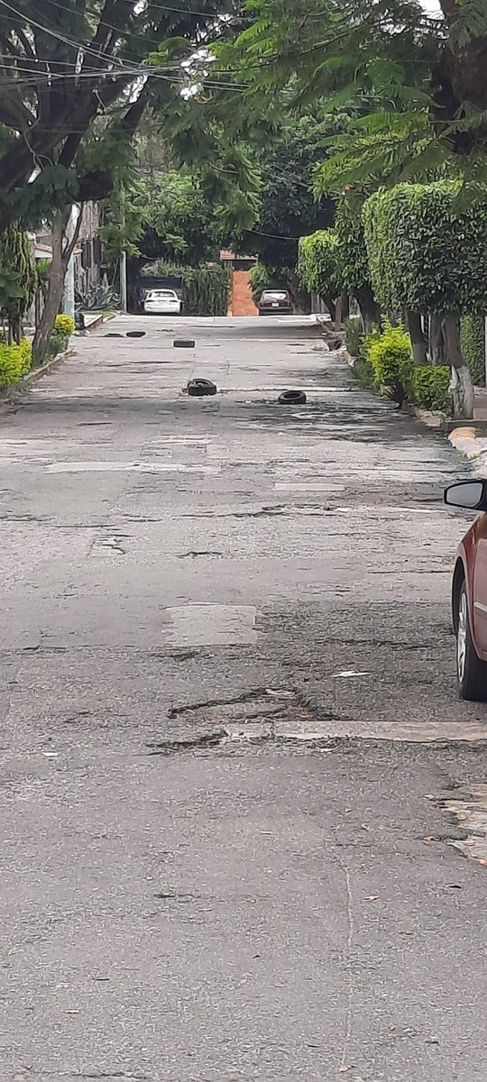 Karvaz2109's tweet photo. @SAPACCuernavaca 
Que tal, que tal luce?  que les parece la calle ahuehuetitla,  lomas de cortés  ..
Se debería llamar:
La calle: de los socavónes y llantas 
#lineacaliente https://t.co/E0gR2MIyCx