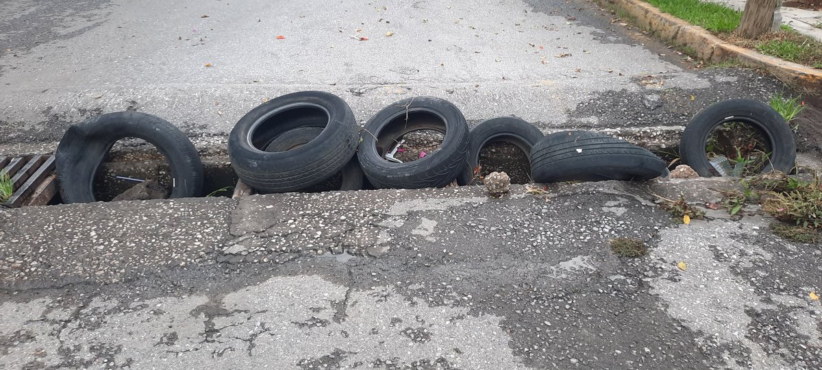 Karvaz2109's tweet photo. @SAPACCuernavaca 
Que tal, que tal luce?  que les parece la calle ahuehuetitla,  lomas de cortés  ..
Se debería llamar:
La calle: de los socavónes y llantas 
#lineacaliente https://t.co/E0gR2MIyCx