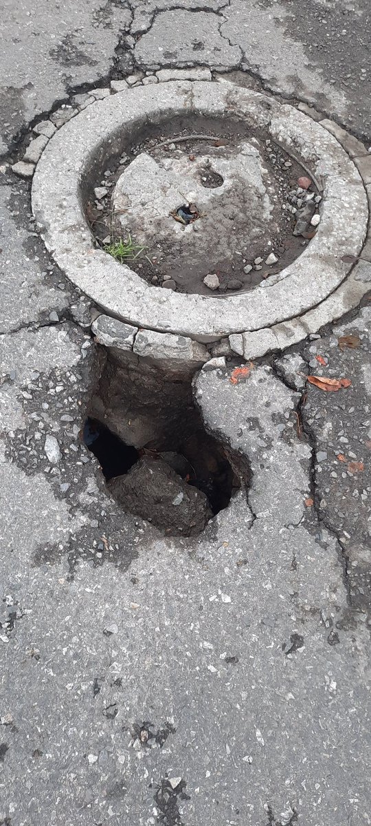 Karvaz2109's tweet photo. @SAPACCuernavaca 
Que tal, que tal luce?  que les parece la calle ahuehuetitla,  lomas de cortés  ..
Se debería llamar:
La calle: de los socavónes y llantas 
#lineacaliente https://t.co/E0gR2MIyCx