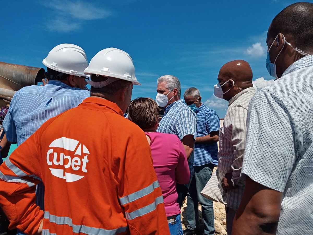 gpppmatanzas's tweet photo. El presidente de #Cuba, @DiazCanelB, reafirmó #ahora en #Matanzas la voluntad de resolver y continuar las labores de recuperación en la base de supertanqueros, en el encuentro lo acompañó @SuselyMorfaG, primera secretaria del @PartidoPCC y @CaridadPoey vicegobernadora.
#GobMtz https://t.co/qi1EgEF12P