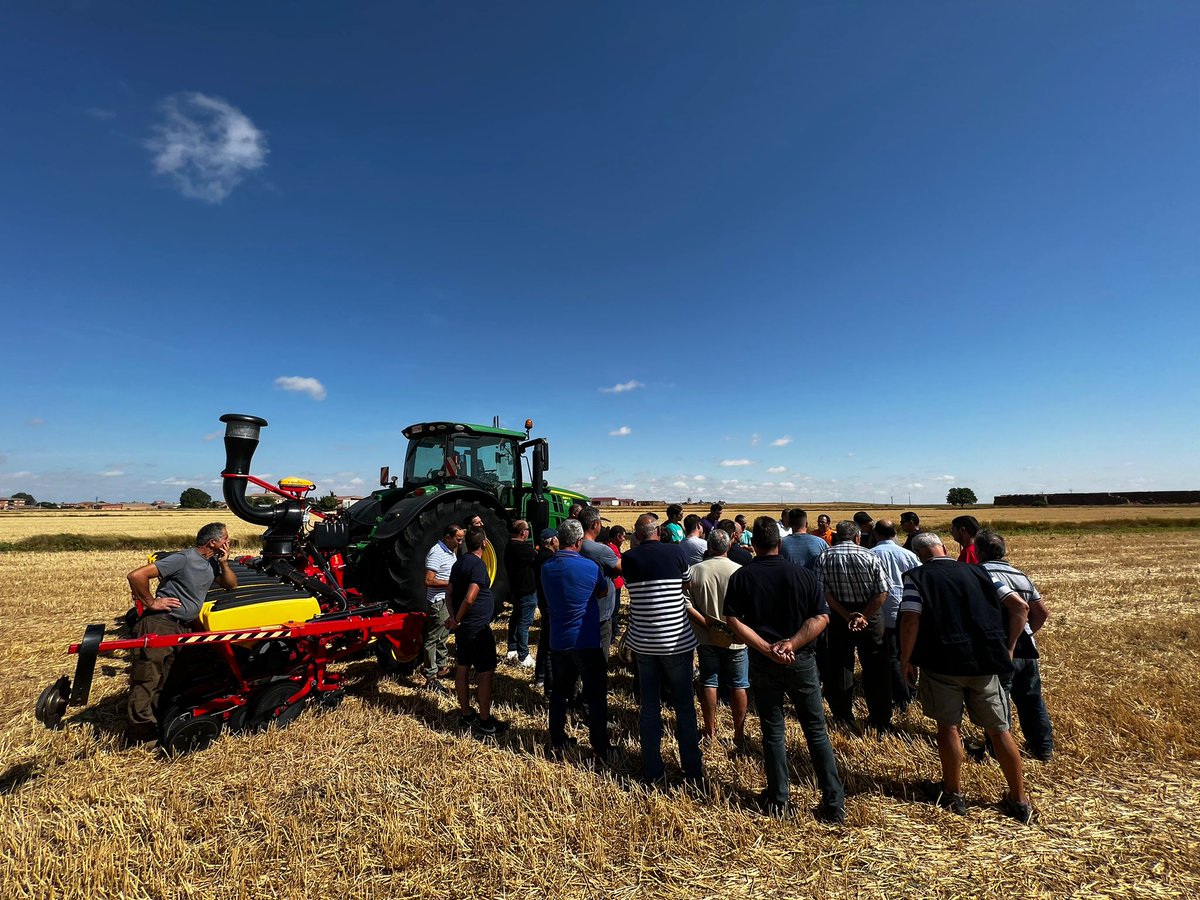 DEKALB_ES's tweet photo. 🚜 Hoy nuestro compañero @Ricaramunt, Climate Activation Manager, ha estado junto a @UPA_Federal en una jornada de campo hablando sobre digitalización en agricultura en Palencia. https://t.co/ZgIs73d04E