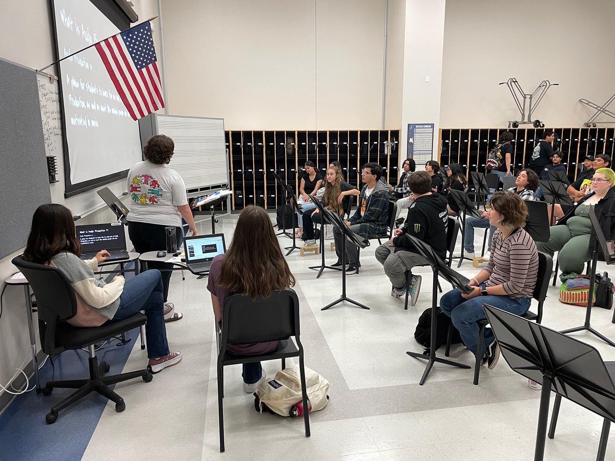 vmhs_APC's tweet photo. 1st meeting of the year! #vmhscorpus #eaglepride #ccisdproud #ccisdit #musicinschools #electronicmusician #musicproduction #modernband #dmcmusicdept https://t.co/f2GqZX1Zol