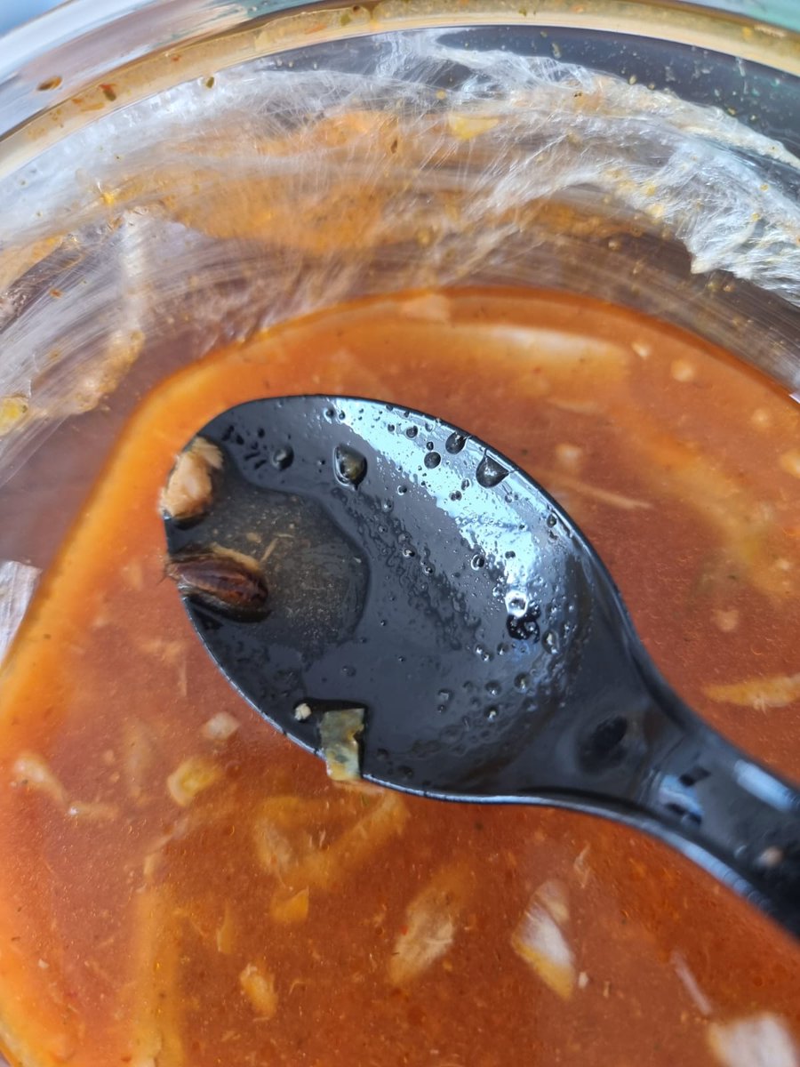 AngelicaAS15's tweet photo. @LaCasaDeTonoMx Al recibir mi pedido que contesta de 6 pozoles al dar unas cucharadas me percató de una anomalía un insecto en mi pozole. Por lo cual hago responsable a casa Toño de cualquier enfermedad gastrointestinal, ya que todos habíamos iniciado a probar los alimentos. https://t.co/TmLRPDLKS0
