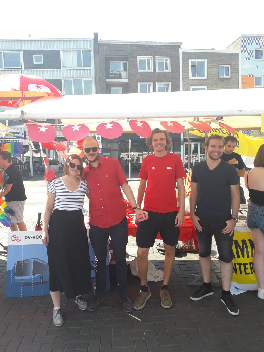 spnijmegen's tweet photo. Vandaag verwelkomden onze jongeren eerstejaars studenten voor de @HANnl op de introductiemarkt! @SPjongeren @SPJongeren024 #HANintro https://t.co/kRjEc6DZhw