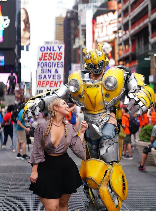 Went to church today, Jesus really be putting in work on these streets 🙏🏻  Side note: giant robot wasn't