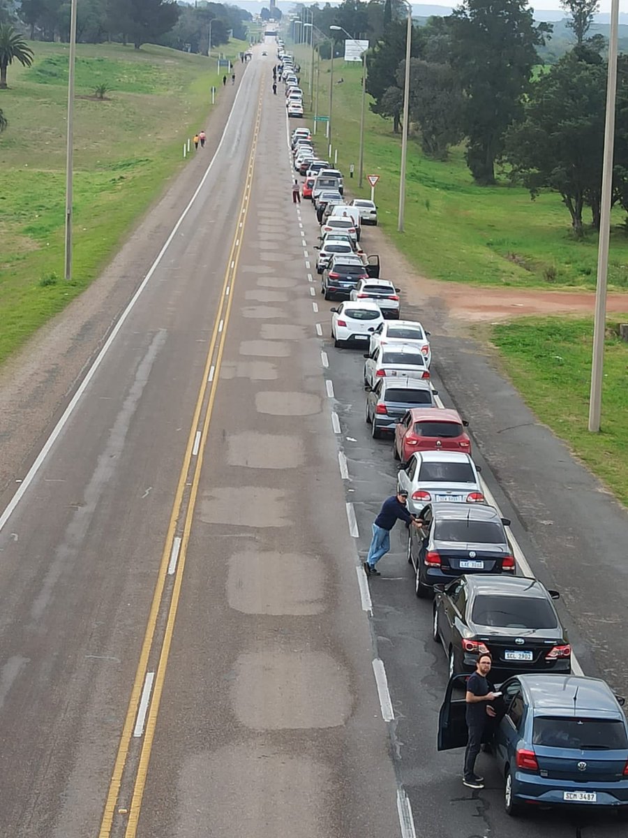 🔴#AHORA Litoral Oeste
[Ampliación] A esta hora 7km de cola en Puente Gral San Martín. Se estima de 6 a 8 horas de espera para poder cruzar el puente. Se sugiere a los conductores que lleven agua y alimentos para poder esperar de mejor forma la larga fila hasta el paso fronterizo