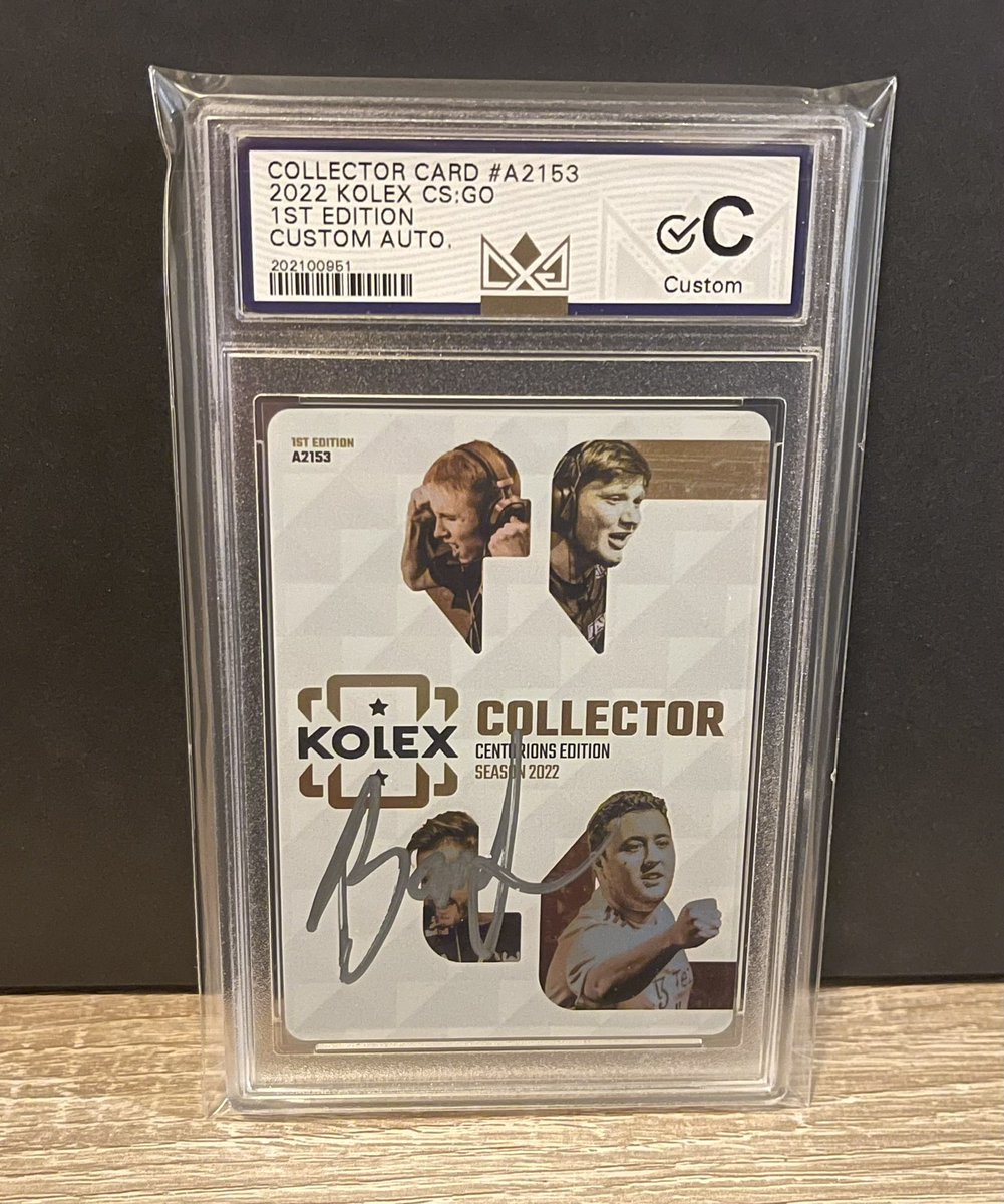 Joker55743's tweet photo. Also I got some custom graded Cards from @crowngrading
For example this beautiful signature from the legend @BanKsEsports himself π₯
Btw itβs custom because I was to hyped to meet this awesome Man at Cologne π
@KolexGG
#EpicsGG #KolexGG #CSGO #eSports #TradingCards https://t.co/0xXH1npfJS