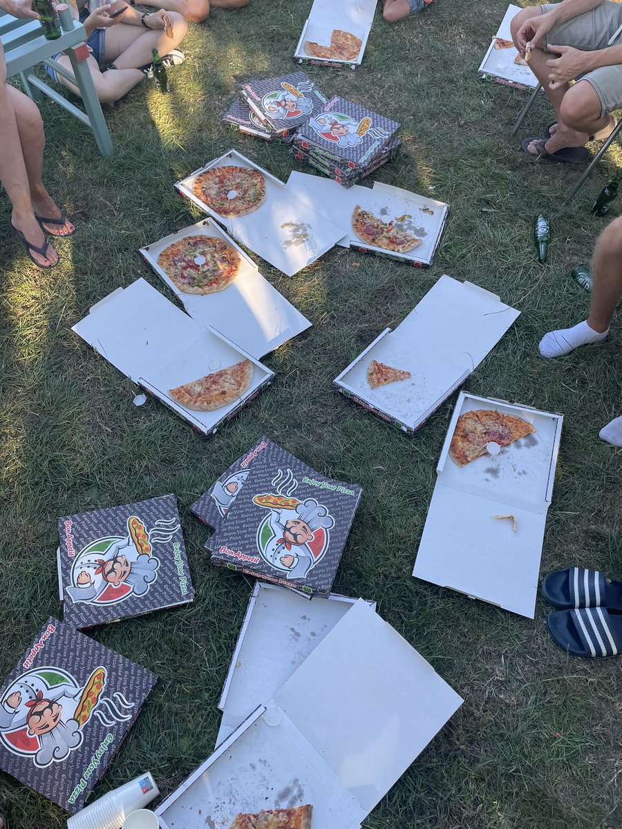 En traditiegetrouw sloten we als werkgroepleden Jeugdland &amp; Huttendorp deze fantastische week af met pizza in het park. Onze cowboylaarzen gaan de kast weer in, de indianentooien aan de kapstok, bedankt lieve kids, ouders, vrijwilligers en sponsoren, graag tot volgend jaar!