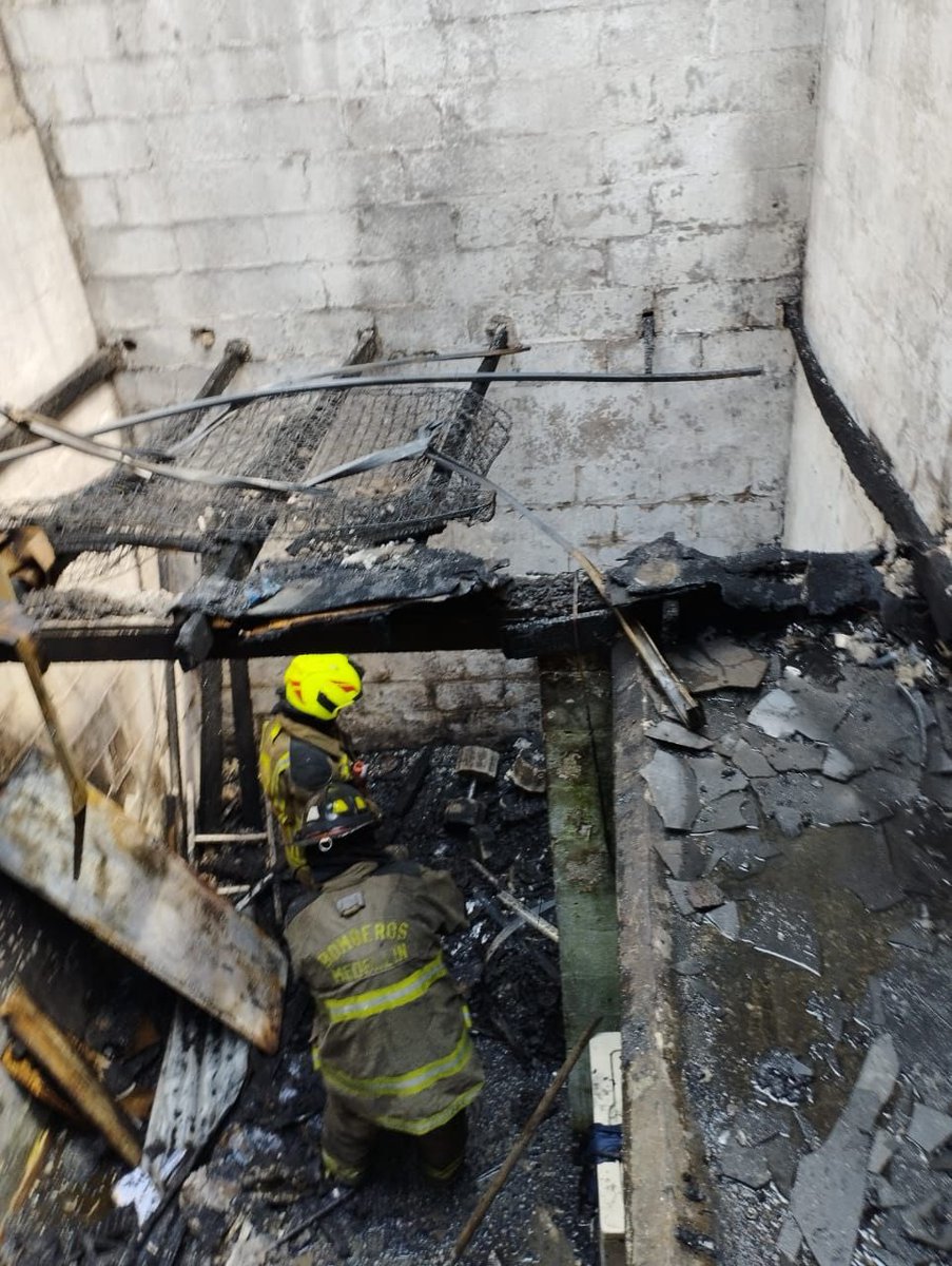 DAGRDMedellin's tweet image. 🚨 13:15 | En este momento 2 máquinas y 8 unidades del  Cuerpo Oficial de Bomberos Medellín, controlan incendio estructural - edificación de 3 niveles, en el barrio Buenos Aires.