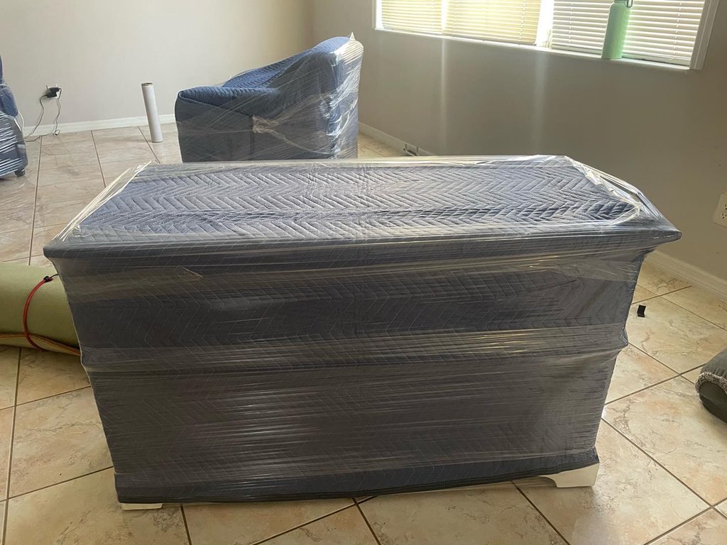 bythebaymovers's tweet photo. No damages here‼️We make sure to always pad and wrap your furniture to prevent damages and take the best care of your belongings!! ✅✅ #movingcompany #movers #bythenaymovers https://t.co/VcT6skdoLo