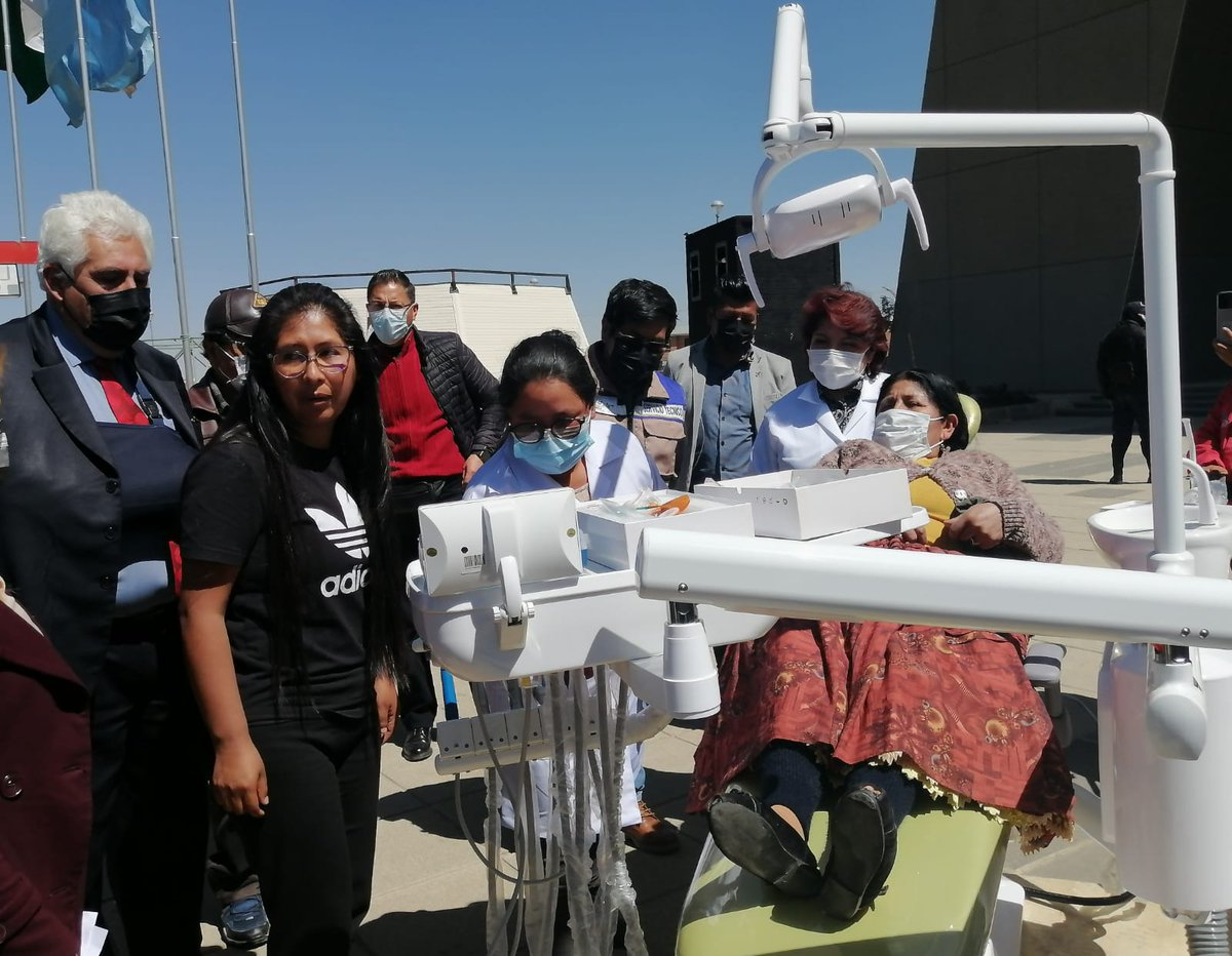 SMSALUDGAMEA's tweet photo. La Alcaldesa @EvaCopa_Bol y la @SMSALUDGAMEA, realizó la entrega de 20 sillones odontológicos, con una inversión de 1 millón de bolivianos, con el objetivo de "modernizar, renovar y fortalecer el servicio odontológico", en los Centros de Salud
#GAMEA https://t.co/m3CcN0ZKoY