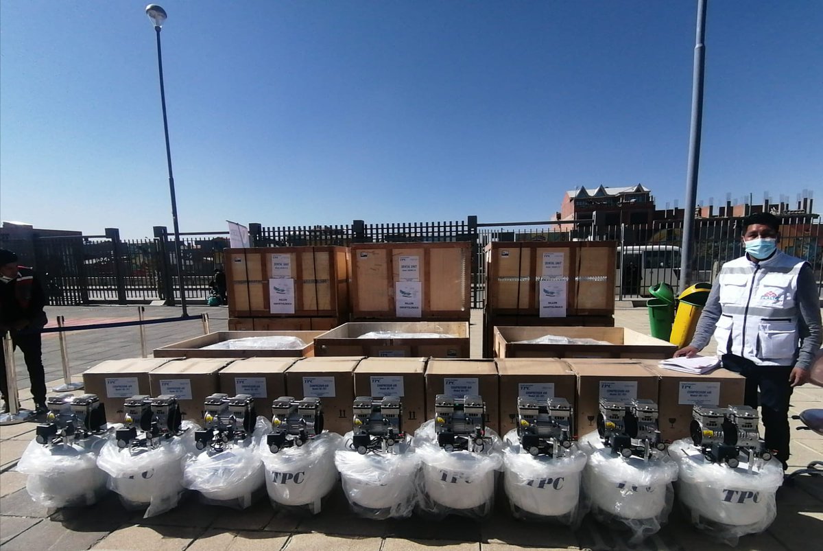 SMSALUDGAMEA's tweet photo. La Alcaldesa @EvaCopa_Bol y la @SMSALUDGAMEA, realizó la entrega de 20 sillones odontológicos, con una inversión de 1 millón de bolivianos, con el objetivo de "modernizar, renovar y fortalecer el servicio odontológico", en los Centros de Salud
#GAMEA https://t.co/m3CcN0ZKoY