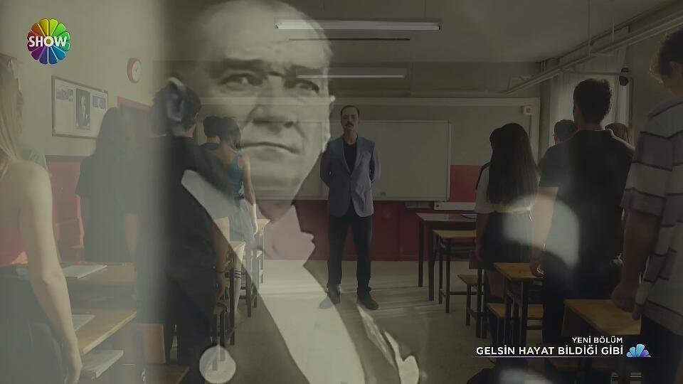 TvDunyasii's tweet photo. "Herkesin aklında fikrinde, yurt dışına kaçmak, başka bir yerde kurtuluşu aramak... Ama kaçanlar değil, kalanlar kurtardı bu memleketi. Her zaman öyle olacak... Mustafa Kemal Atatürk ve Aziz şehitlerin anısına 1 dakikalık saygı duruşu." 

#GelsinHayatBildiğiGibi https://t.co/R93DChVeEC