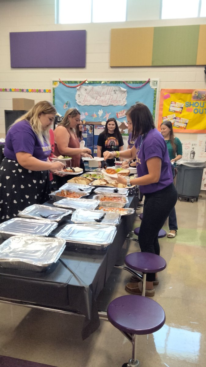 THopLeads's tweet photo. A tasty lunch from Sal's by Victor coupled with a little karaoke is all we need to get us pumped for Open House! See you soon, Stars! #wmeStars @WallerMillES https://t.co/dV9kzcWvdM