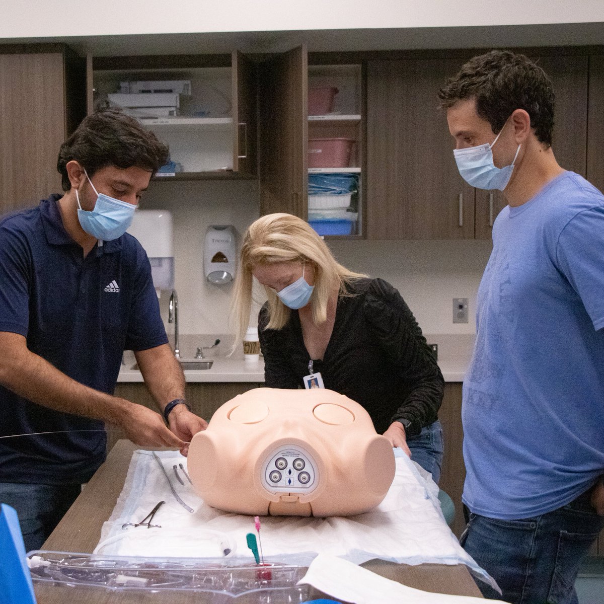 UNMC_iEXCEL's tweet image. Often, teams practice whole patient scenarios, but sometimes it helps learners to hone in on specific skills! 
The Children's Pediatric EM team recently visited to practice chest tube insertion using task trainers. 
#practice #pediatric #skillpractice #healthcaresimulation