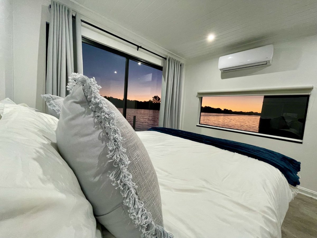 LiquidLiving's tweet photo. Summer, Summer, Summer time 🎶
If you haven't already, what you waiting for??
Book this gem pronto for your next weekend getaway to the Vaal, we just outside Jozi 🌈
https://t.co/Mi1KjAIX34

#Summervibes #Houseboating #Houseboats #Weekendgetaway #UniqueTravel https://t.co/AYEQMP3vMb