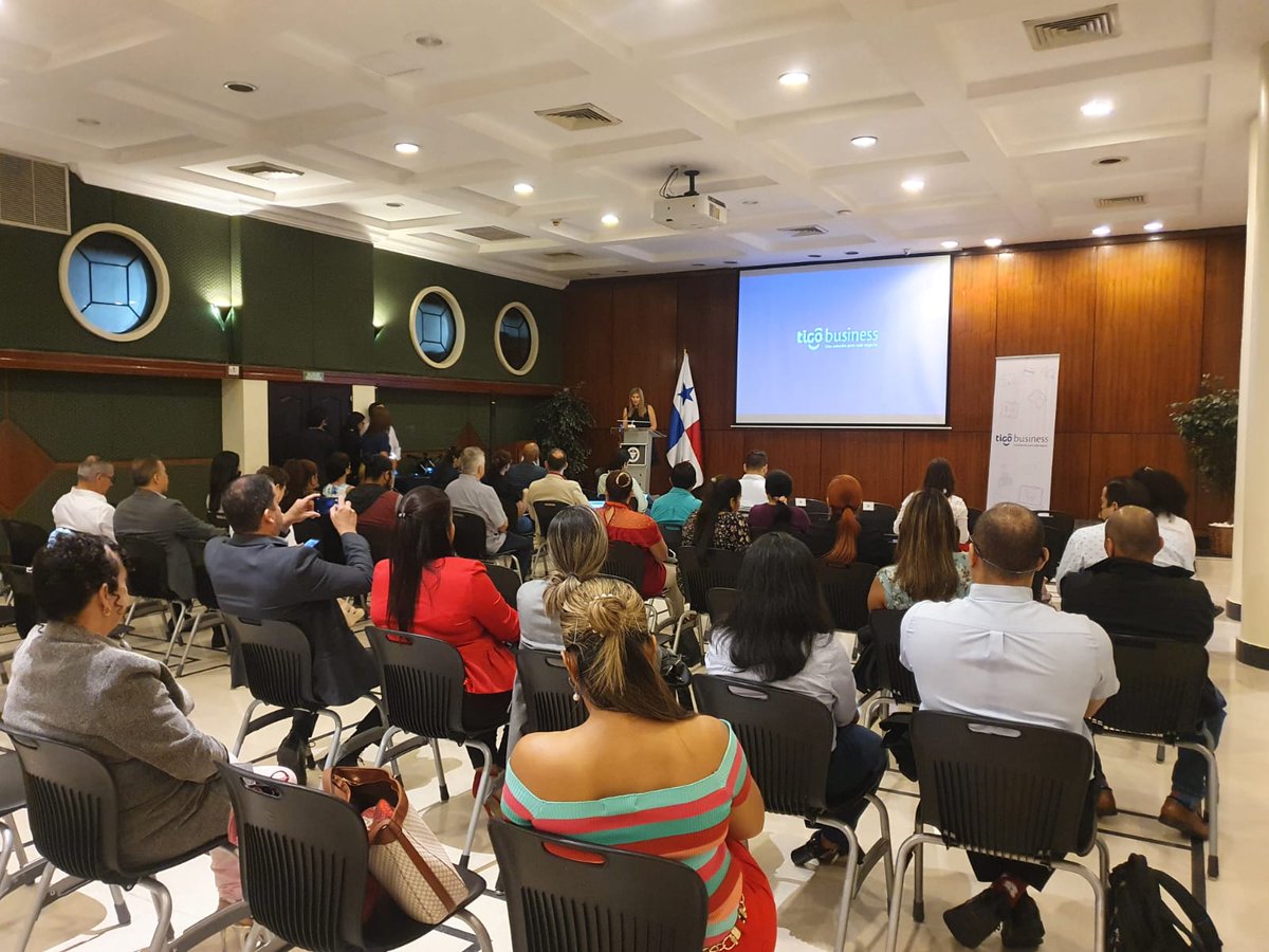 TigoPanama's tweet photo. Hoy, a través de nuestro programa #EmprendedoresenAccion, compartimos con más de 40 emprendedores y empresarios en la @CCIYAP quienes pudieron conocer más sobre la importancia de la digitalización en las PYMES, de la mano de Rodny Machado,Director de SMB en Tigo Panamá.👨‍💻👩‍💻 https://t.co/uEmp3EuBEO