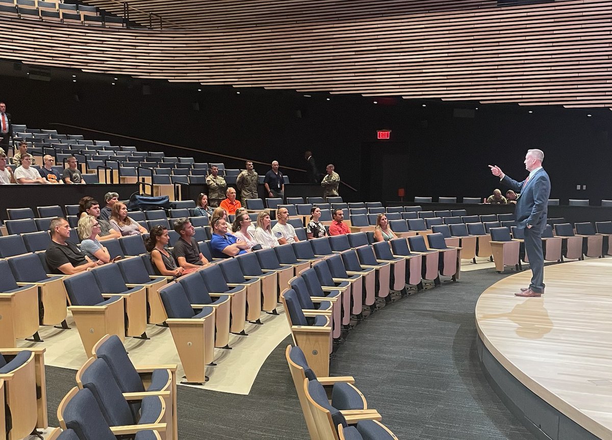 SyracuseOVMA's tweet photo. .@DrMikeHaynie welcomes the potential Syracuse @ArmyROTC cadets and their families in the #NVRC giving a brief history of why @SyracuseU is the #bestplaceforveterans! "SU is the school we all know today because of the military history."
Welcome to the 🍊 family!! #SUWelcome https://t.co/CsgFAzVNCB