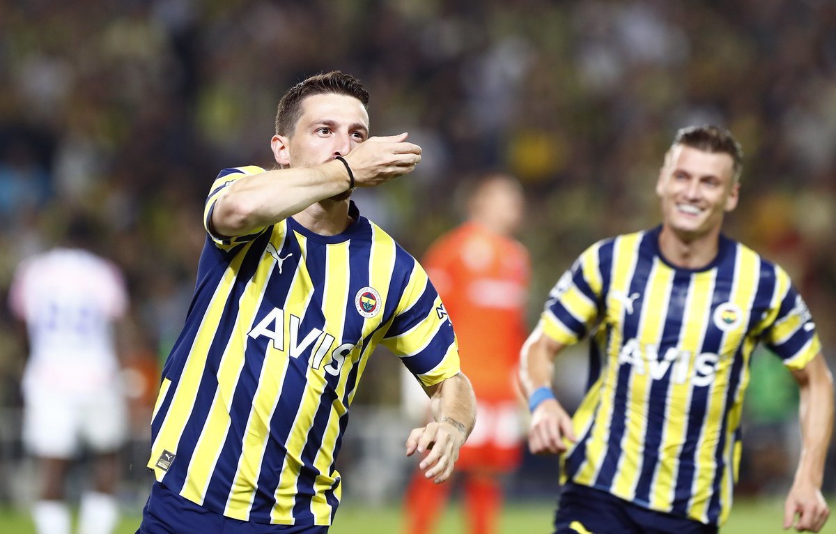 salexih's tweet photo. Oynayarak kazanarak daha da iyiye gideceğiz ve güzle günler gelecek bizlerde inanıp destek verdikçe sevinç naraları atmaya devam edeceğiz tebrikler #Fenerbahçe tebrikler takım 🤌 💙💛
#FenerinMaçıVar #FbvsAw Mert Hakan İrfan Can Kahveci Uefa Avrupa Ligi https://t.co/obiKXYw37u