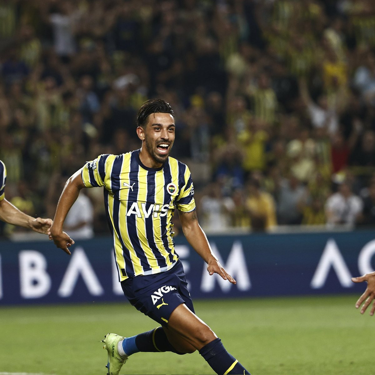salexih's tweet photo. Oynayarak kazanarak daha da iyiye gideceğiz ve güzle günler gelecek bizlerde inanıp destek verdikçe sevinç naraları atmaya devam edeceğiz tebrikler #Fenerbahçe tebrikler takım 🤌 💙💛
#FenerinMaçıVar #FbvsAw Mert Hakan İrfan Can Kahveci Uefa Avrupa Ligi https://t.co/obiKXYw37u