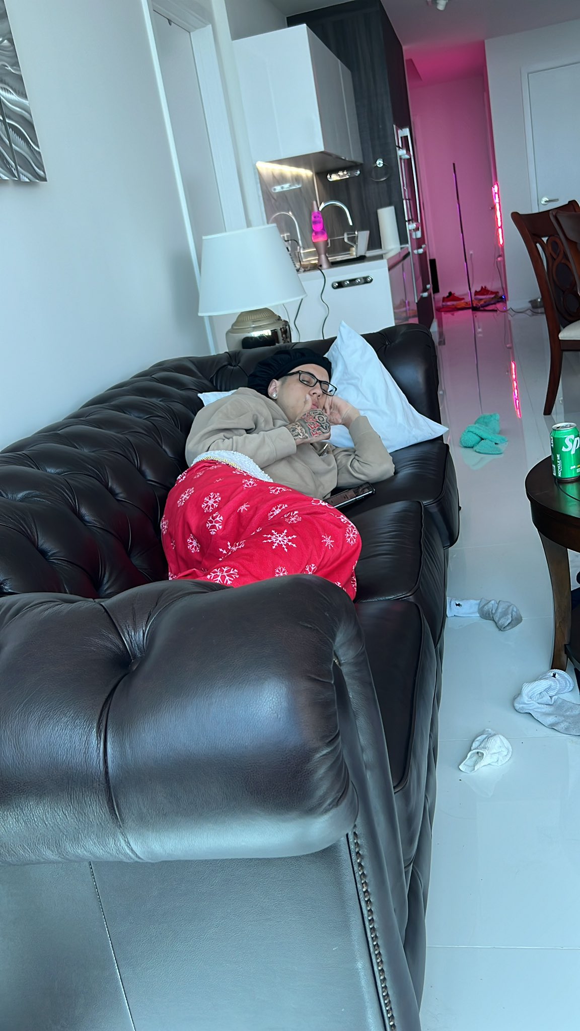 Cheesur on Twitter: "GUYS HE WONT WAKE UP FOR MY STREAM https://t.co