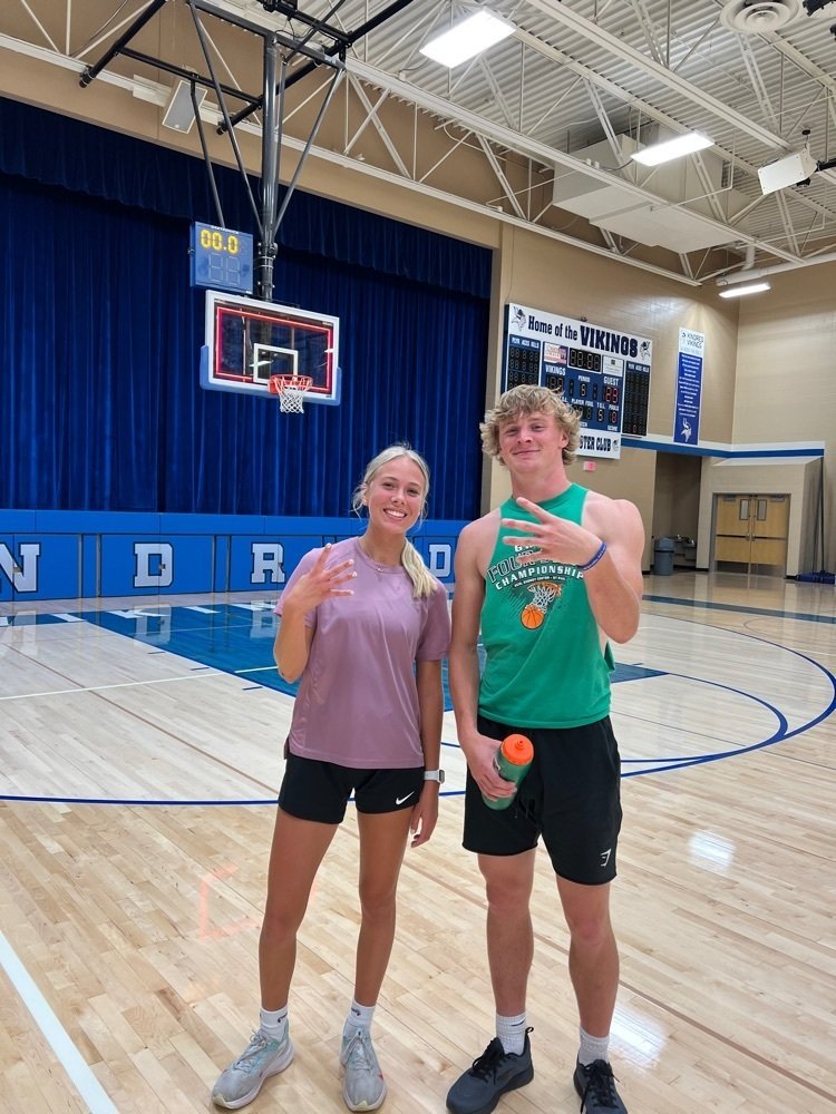 KPSD2KPS's tweet photo. Mrs Brandt’s 7th Hr High School PE 
Top Pacer Scores: 
Abby Robinson &amp; Charlie Biewer👏🏼👏🏼
Bringin’ the effort to 7th Hr PE!! https://t.co/bHwhnkhIVF