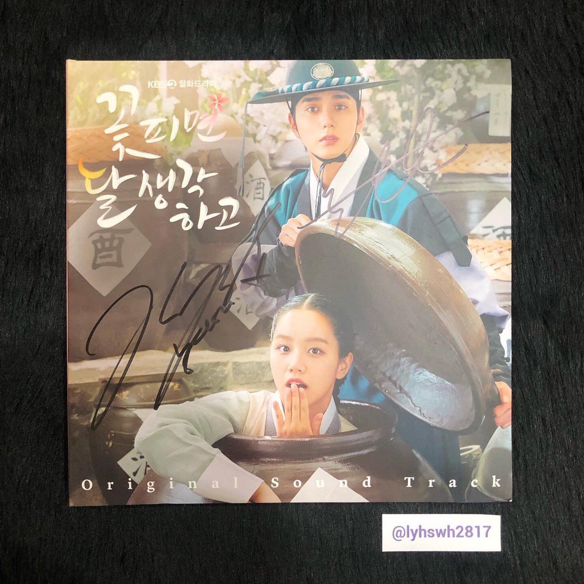 lyhswh2817's tweet photo. Got this months ago but only had the chance to show this now. 🤩✨#꽃달 will forever be a golden era for me. 💖 The happiness it gave me was just incomparable. 🥹🫶

Signed #Moonshine OST Album from @Makestarcorp 

#꽃피면달생각하고#YooSeungHo #유승호 #Hyeri #혜리 #YooCollection https://t.co/qTIksIAzuD