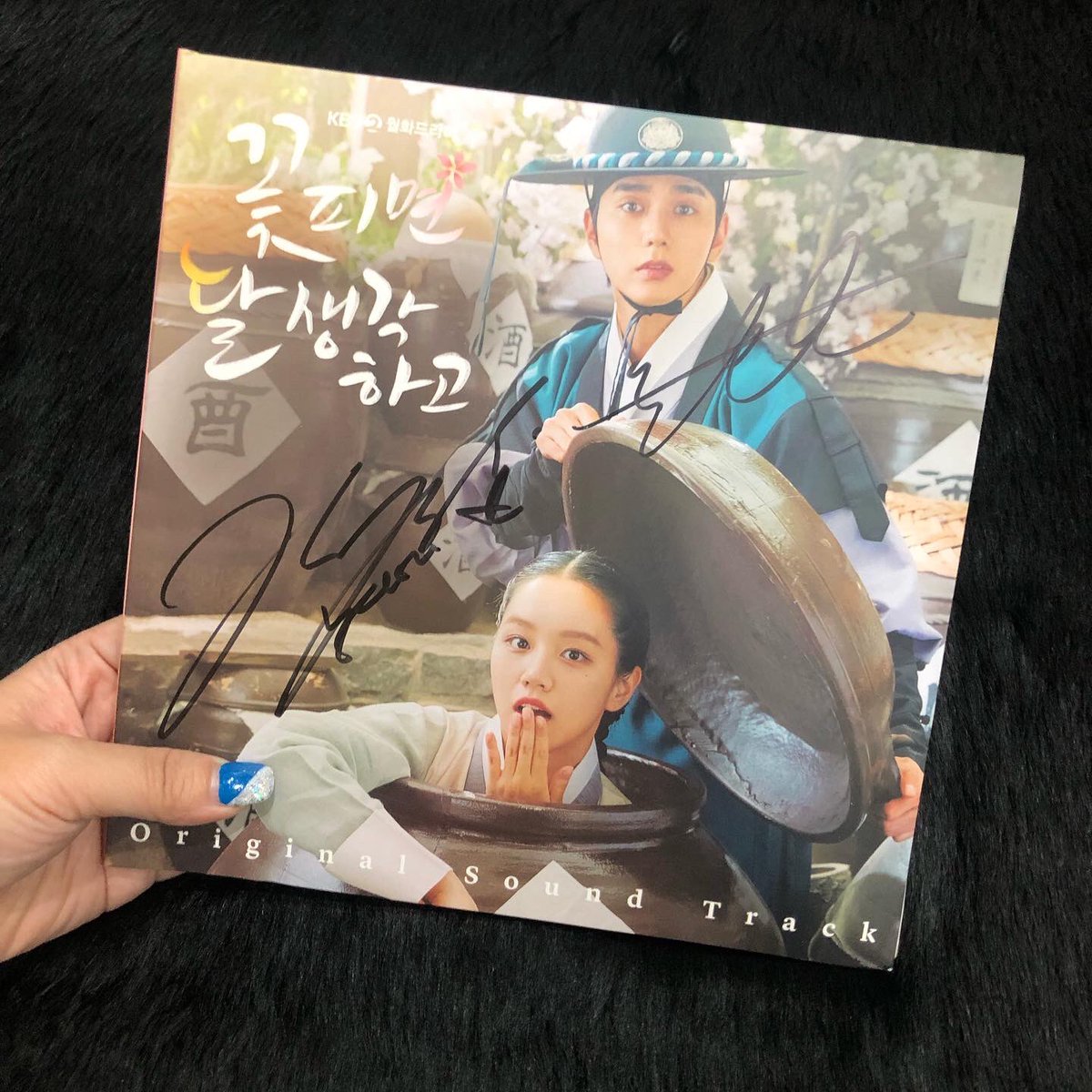 lyhswh2817's tweet photo. Got this months ago but only had the chance to show this now. 🤩✨#꽃달 will forever be a golden era for me. 💖 The happiness it gave me was just incomparable. 🥹🫶

Signed #Moonshine OST Album from @Makestarcorp 

#꽃피면달생각하고#YooSeungHo #유승호 #Hyeri #혜리 #YooCollection https://t.co/qTIksIAzuD