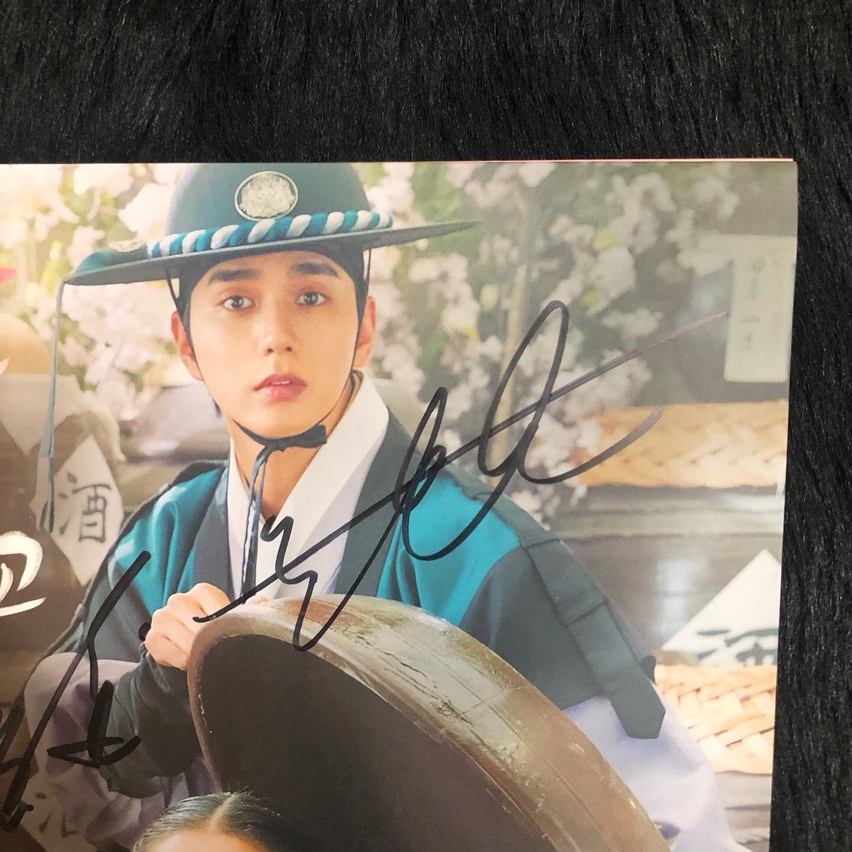lyhswh2817's tweet photo. Got this months ago but only had the chance to show this now. 🤩✨#꽃달 will forever be a golden era for me. 💖 The happiness it gave me was just incomparable. 🥹🫶

Signed #Moonshine OST Album from @Makestarcorp 

#꽃피면달생각하고#YooSeungHo #유승호 #Hyeri #혜리 #YooCollection https://t.co/qTIksIAzuD