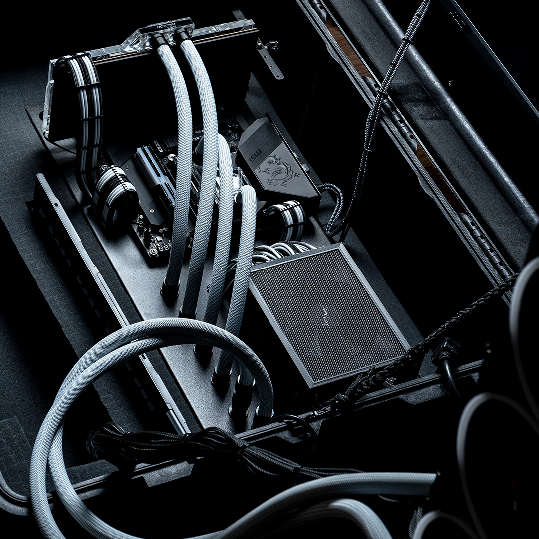 bequietofficial's tweet photo. The Lan King project is a fully functional portable streaming PC.
Fantastic work by @liquidhaus!
#lightwings #darkpowerpro #bequiet #mod https://t.co/yuH3bt4EF7